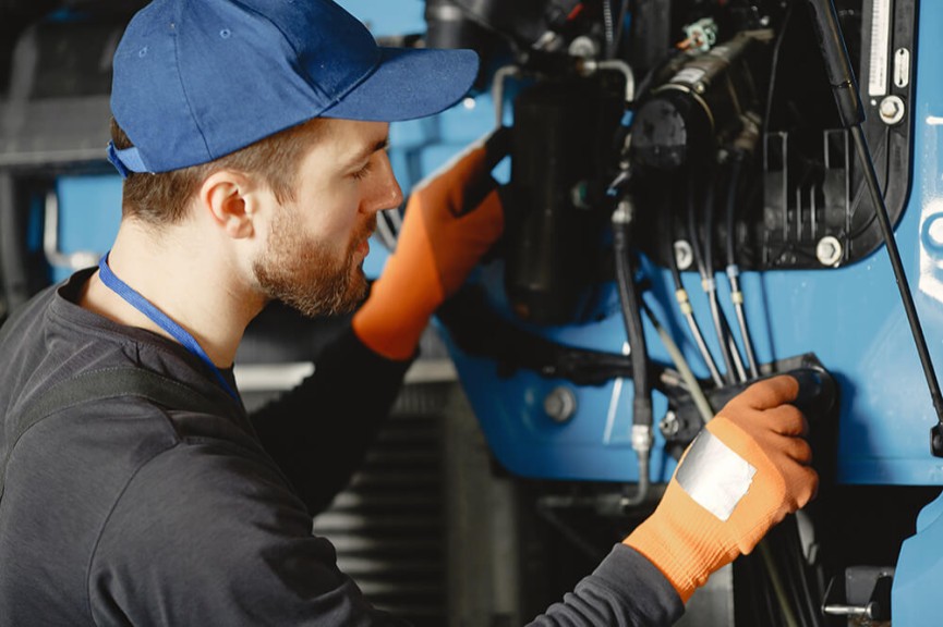 Nos électriciens qualifiés IRVE assurent la pose et la mise en service de vos bornes de recharge